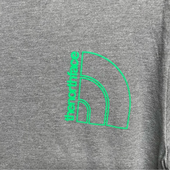 The North Face Shirt Mens Grey Small Short Sleeve Crew Neck NWT - Picture 3 of 6